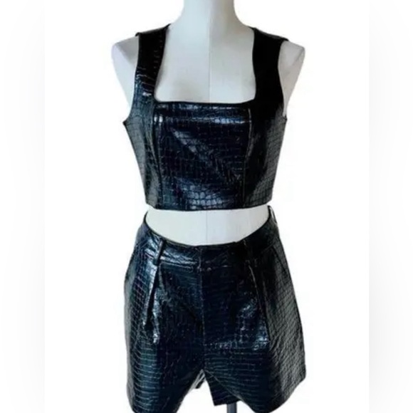 7 For All Mankind Croc Embossed Faux Leather 2 Piece Short Set. - Picture 5 of 5